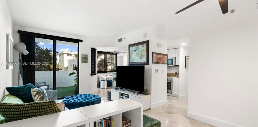 Condominio en Miami Beach, Florida, 1 dormitorio № 2035014