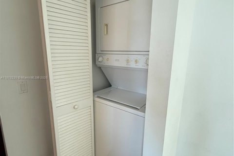 Copropriété à louer à Miami, Floride: 2 chambres, 119.75 m2 № 1760893 - photo 17
