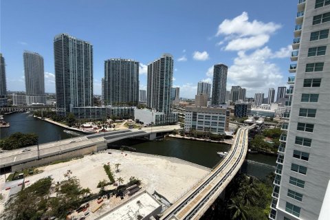 Copropriété à louer à Miami, Floride: 2 chambres, 119.75 m2 № 1760893 - photo 10