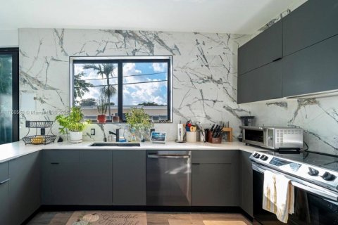 Casa en venta en Miami, Florida, 4 dormitorios, 255.57 m2 № 1869997 - foto 9