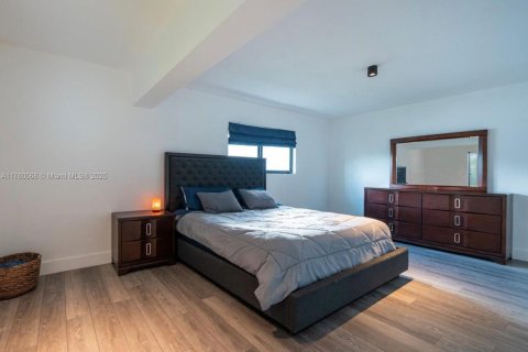 Casa en venta en Miami, Florida, 4 dormitorios, 255.57 m2 № 1869997 - foto 16