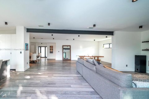 Casa en venta en Miami, Florida, 4 dormitorios, 255.57 m2 № 1869997 - foto 12