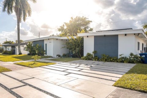 Casa en venta en Miami, Florida, 4 dormitorios, 255.57 m2 № 1869997 - foto 1