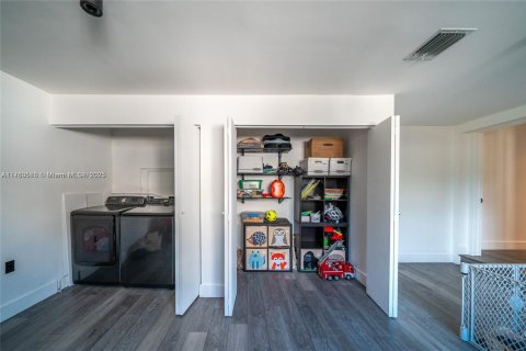 Casa en venta en Miami, Florida, 4 dormitorios, 255.57 m2 № 1869997 - foto 28
