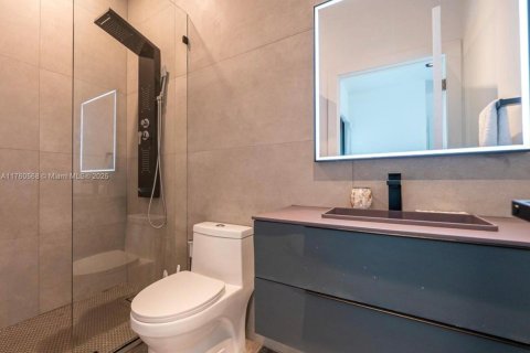 Casa en venta en Miami, Florida, 4 dormitorios, 255.57 m2 № 1869997 - foto 26
