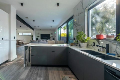 Casa en venta en Miami, Florida, 4 dormitorios, 255.57 m2 № 1869997 - foto 10