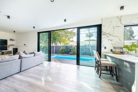 Casa en venta en Miami, Florida, 4 dormitorios, 255.57 m2 № 1869997 - foto 5