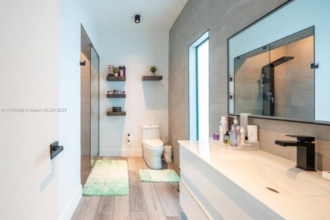 Casa en venta en Miami, Florida, 4 dormitorios, 255.57 m2 № 1869997 - foto 18