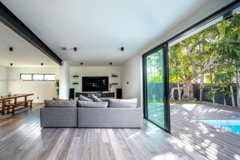 Casa en venta en Miami, Florida, 4 dormitorios, 255.57 m2 № 1869997 - foto 7