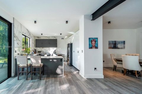 Casa en venta en Miami, Florida, 4 dormitorios, 255.57 m2 № 1869997 - foto 8