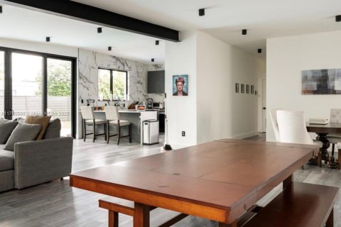 Casa en venta en Miami, Florida, 4 dormitorios, 255.57 m2 № 1869997 - foto 13