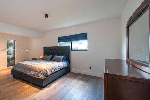 Casa en venta en Miami, Florida, 4 dormitorios, 255.57 m2 № 1869997 - foto 15