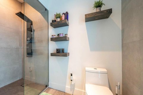 Casa en venta en Miami, Florida, 4 dormitorios, 255.57 m2 № 1869997 - foto 19