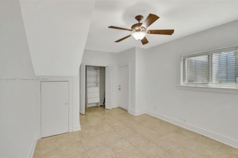 House in El Portal, Florida 3 bedrooms, 191.47 sq.m. № 1762424 - photo 11