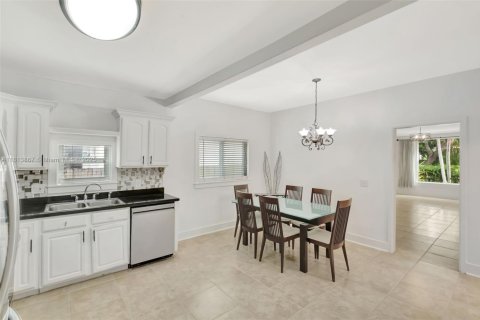 House in El Portal, Florida 3 bedrooms, 191.47 sq.m. № 1762424 - photo 10