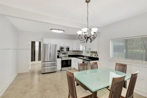 House in El Portal, Florida 3 bedrooms, 191.47 sq.m. № 1762424 - photo 7