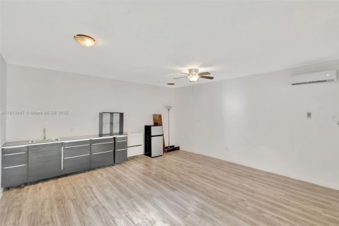 House in El Portal, Florida 3 bedrooms, 191.47 sq.m. № 1762424 - photo 22