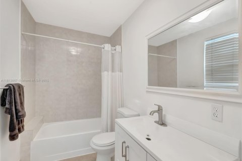 House in El Portal, Florida 3 bedrooms, 191.47 sq.m. № 1762424 - photo 15