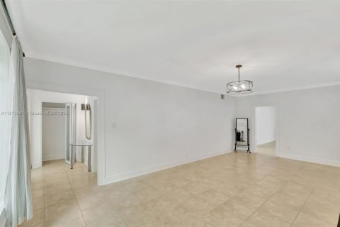 House in El Portal, Florida 3 bedrooms, 191.47 sq.m. № 1762424 - photo 6