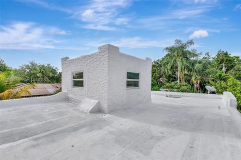 House in El Portal, Florida 3 bedrooms, 191.47 sq.m. № 1762424 - photo 24