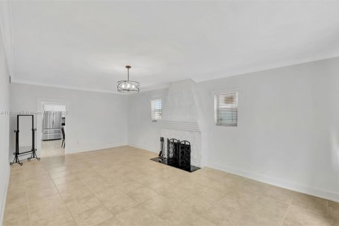 House in El Portal, Florida 3 bedrooms, 191.47 sq.m. № 1762424 - photo 5