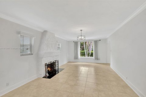 House in El Portal, Florida 3 bedrooms, 191.47 sq.m. № 1762424 - photo 4