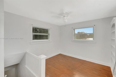 House in El Portal, Florida 3 bedrooms, 191.47 sq.m. № 1762424 - photo 18