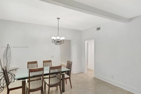 House in El Portal, Florida 3 bedrooms, 191.47 sq.m. № 1762424 - photo 9