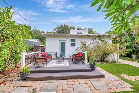 House in El Portal, Florida 3 bedrooms, 191.47 sq.m. № 1762424 - photo 29