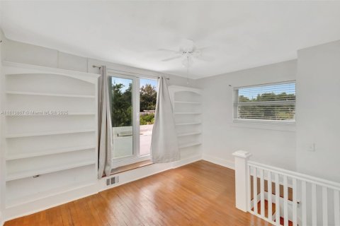House in El Portal, Florida 3 bedrooms, 191.47 sq.m. № 1762424 - photo 19