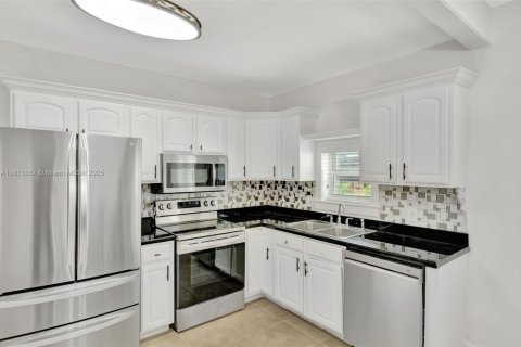 House in El Portal, Florida 3 bedrooms, 191.47 sq.m. № 1762424 - photo 8