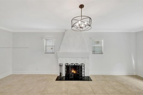House in El Portal, Florida 3 bedrooms, 191.47 sq.m. № 1762424 - photo 3