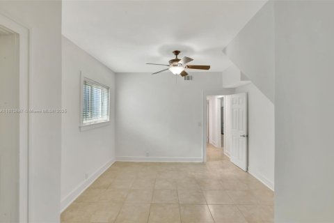 House in El Portal, Florida 3 bedrooms, 191.47 sq.m. № 1762424 - photo 12