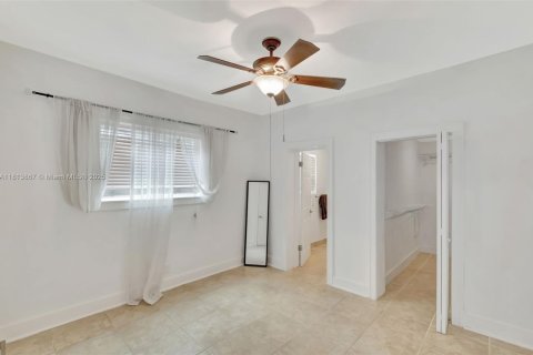 House in El Portal, Florida 3 bedrooms, 191.47 sq.m. № 1762424 - photo 14