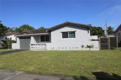 Купить виллу или дом в Холливуд, Флорида 6 комнат, 157.38м2, № 1955811 - фото 1