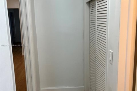 Купить виллу или дом в Холливуд, Флорида 6 комнат, 157.38м2, № 1955811 - фото 8