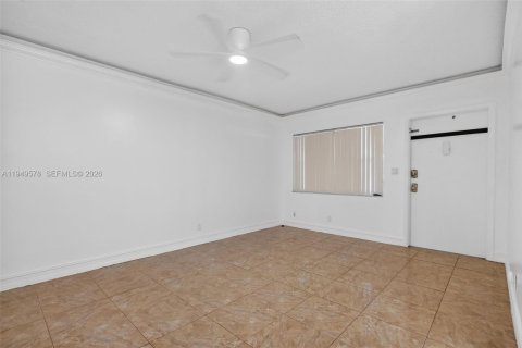Condo in Hollywood, Florida, 1 bedroom  № 2005199 - photo 4