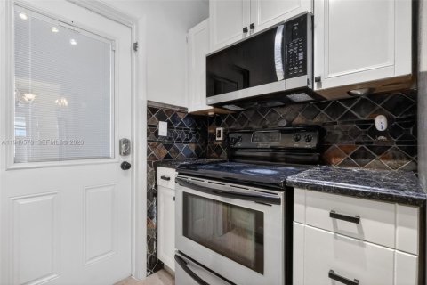 Condo in Hollywood, Florida, 1 bedroom  № 2005199 - photo 10
