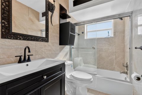 Condo in Hollywood, Florida, 1 bedroom  № 2005199 - photo 14