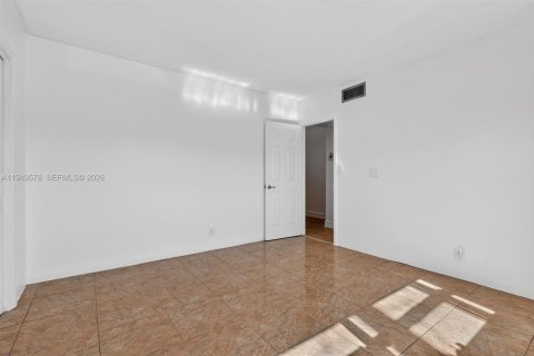 Condo in Hollywood, Florida, 1 bedroom  № 2005199 - photo 13