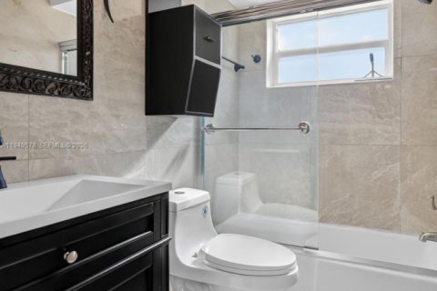 Condo in Hollywood, Florida, 1 bedroom  № 2005199 - photo 15