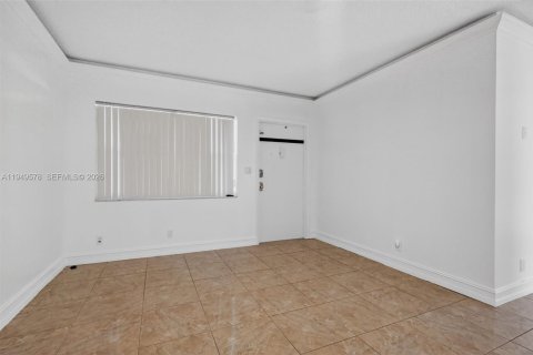 Condo in Hollywood, Florida, 1 bedroom  № 2005199 - photo 3