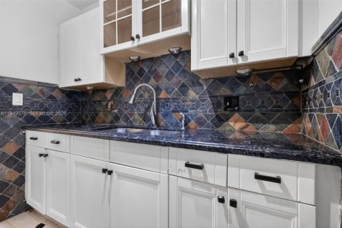 Condo in Hollywood, Florida, 1 bedroom  № 2005199 - photo 8