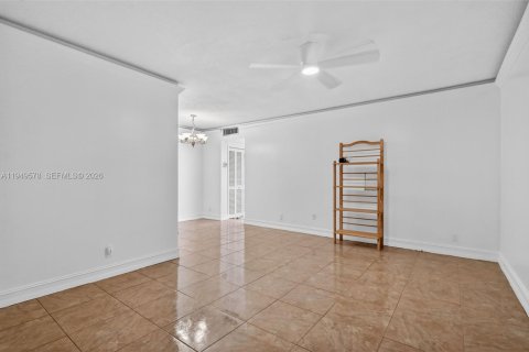 Condo in Hollywood, Florida, 1 bedroom  № 2005199 - photo 5