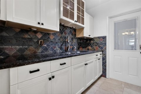 Condo in Hollywood, Florida, 1 bedroom  № 2005199 - photo 9