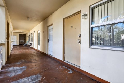 Condo in Hollywood, Florida, 1 bedroom  № 2005199 - photo 2