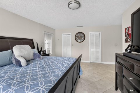 Villa ou maison à vendre à Miami, Floride: 4 chambres, 224.73 m2 № 2275840 - photo 25