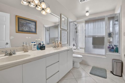 Villa ou maison à vendre à Miami, Floride: 4 chambres, 224.73 m2 № 2275840 - photo 27