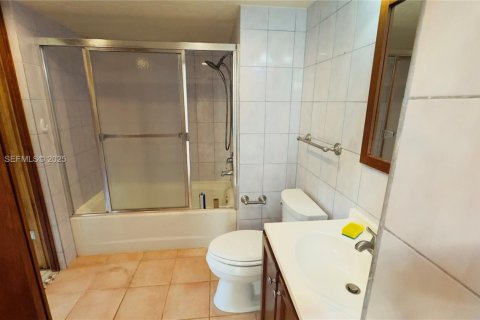 Снять в аренду виллу или дом в Майами, Флорида 2 спальни, 235.23м2, № 2079067 - фото 6