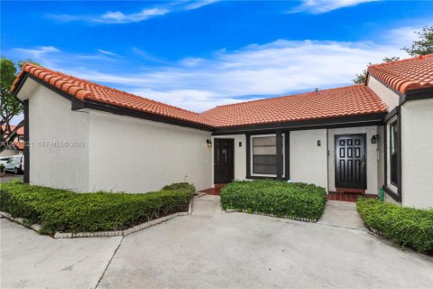 Condo in Miami, Florida, 2 bedrooms № 2268281 - photo 2